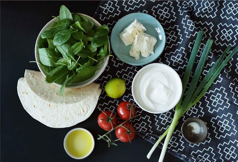 Quesadillas - Lateinamerikanisches Abendessen mit Freunden Quesadillas mit Spinatfüllung und Tomatensalsa