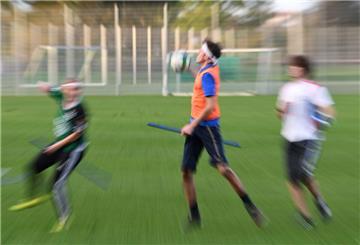 Quidditch ist eine Vollkontakt-Sportart, die auf der fiktiven Sportart Quidditch aus dem Harry-Potter-Büchern basiert und wird jetzt in Quadball umbenannt.
