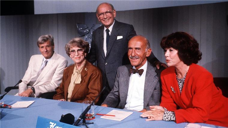 Quizmaster Robert Lembke (stehend) 1988 mit seinem Rateteam (von links nach rechts): Guido Baumann, Annette von Arentin, Hans Sachs und Marianne Koch.