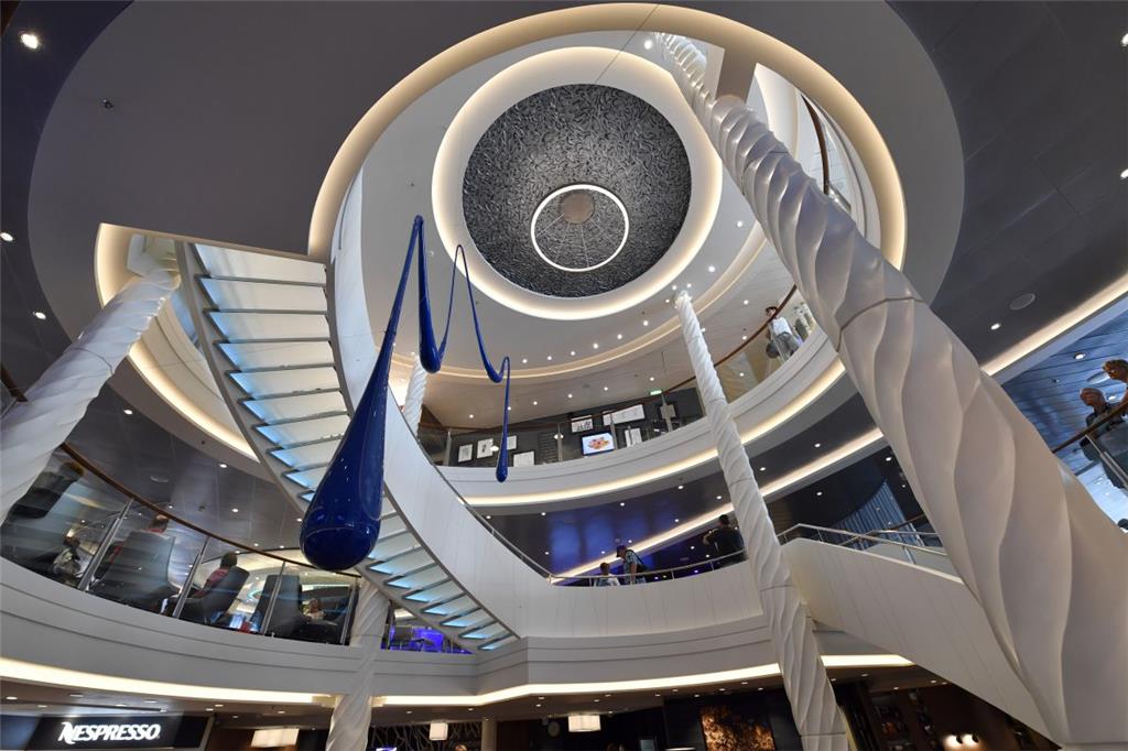 &quot;Mein Schiff 5&quot; vor der Abreise.  Blick ins Foyer.