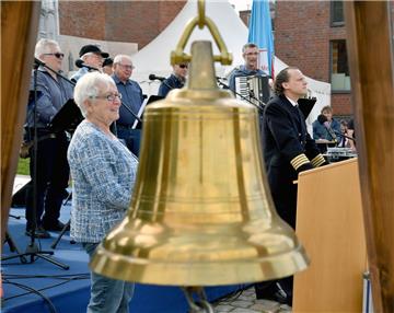 &quot;Mit diesem Anglasen ist das Seestadtfest eröffnet&quot;, rief Bremerhavens...