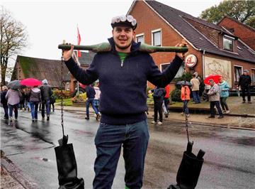 "Steebelholtschenträger" Torge Zauritz sorgt dafür, dass die Kasse stimmt für die Holtschentänzer in Neunwalde. Foto: Stehn
