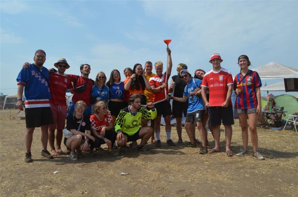 &quot;Trikot-Tag&quot; bei den Jungs und Mädels aus Düsseldorf. Foto: Overschmid...