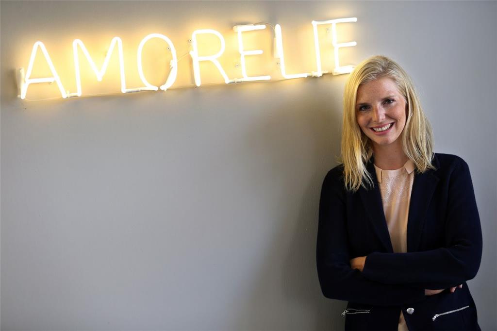 &quot;Unsere Zielgruppe sind wir selbst&quot;, sagt die 29-jährige Amorelie-Chefin Cramer. &quot;Frauen, Männer und Paare meiner Generation, die von den klassischen Händlern in ihrer Produktauswahl und ihrem Marketing vergessen wurden.&quot; Was Amorelie anders macht? &quot;Wir erklären etwa den Unterschied zwischen Vibrator und Dildo&quot;, sagt Cramer. Viele Kunden schrecke es zudem ab, wenn ein Vibrator einem echten männlichen Geschlecht nachempfunden sei. Die online verkauften Produkte sind pink, lila oder hellblau.