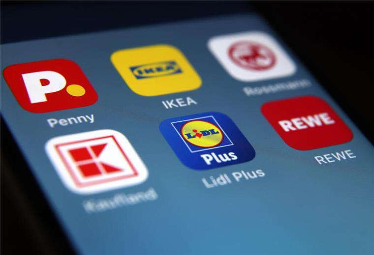 Apps der Handelsketten Penny, Ikea, Rossmann, Kaufland, Lidl und Rewe sind auf dem Display eines iPhone zu sehen. Rabatte gegen Daten: Mit Bonus-Apps von Supermärkten können Kunden ein paar Cent sparen. Doch Verbraucherschützer warnen vor unklarer Information und geringer Ersparnis.