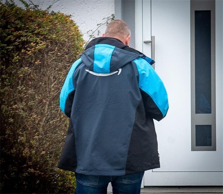 Das System Amazon: „Moderne Sklaverei“ in Bremerhaven Rabatte und Schnäppchen: Rund um den Black Friday und den Amazon Prime Day bestellen auch die Menschen in der Region Bremerhaven besonders viel.