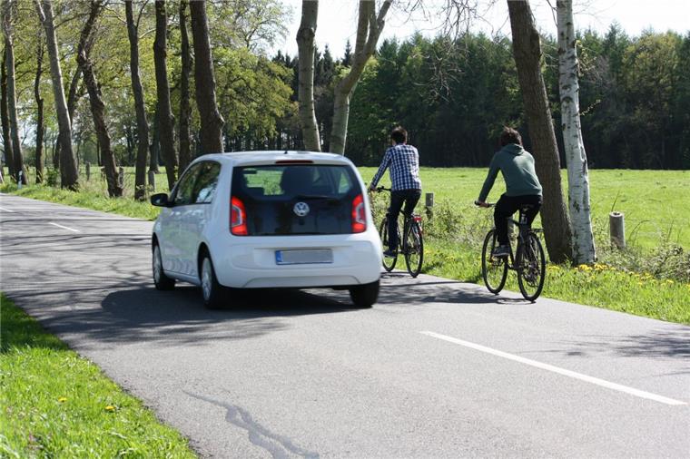 Radfahrer auf der Kreisstraße 18 von Flögeln nach Bad Bederkesa leben gefährlich. Seit Jahrzehnten plädieren die örtlichen Politiker für den Bau eines Radweges – in Kürze beginnen die Arbeiten.