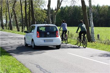 Radfahrer auf der Kreisstraße 18 von Flögeln nach Bad Bederkesa leben gefährlich. Seit Jahrzehnten plädieren die örtlichen Politiker für den Bau eines Radweges – in Kürze beginnen die Arbeiten.