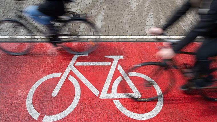 Niedersachsens Studierende fahren gerne mit Rad zur Uni Radfahrer fahren auf einem Radweg.
