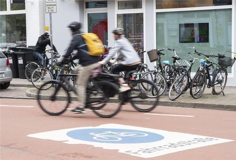 ADFC-Ranking: Bremen liegt bei Radfahrern ganz vorne Radfahrer fahren durch die Bremer Innenstadt.