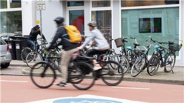 Radfahrer fahren durch die Bremer Innenstadt.