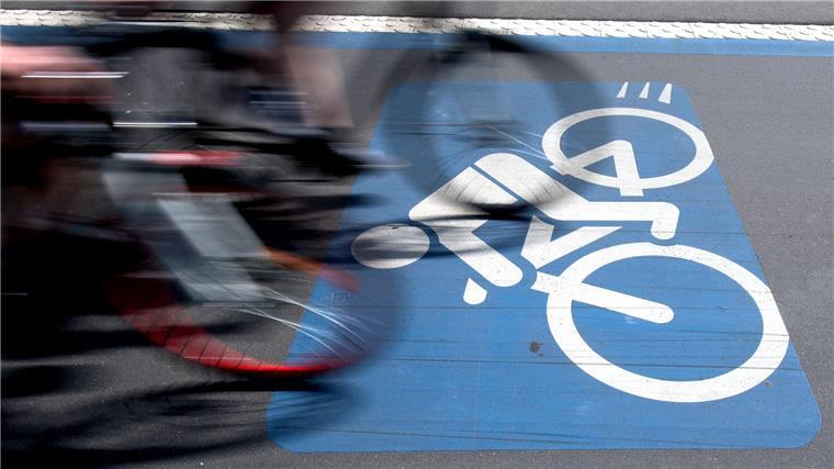 Radfahrer sind auf dem eRadschnellweg in Göttingen unterwegs.