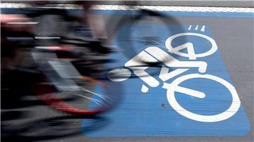 Radfahrer sind auf dem eRadschnellweg in Göttingen unterwegs.