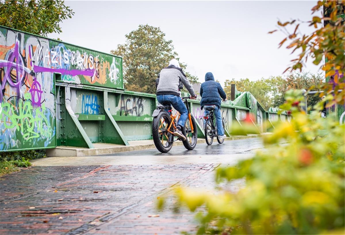 Radfahrer überqueren mit dem Rad die Achgelis-Brücke am Geestheller Damm: Hier ist noch Nachholbedarf, insbesondere Richtung Elbestraße.