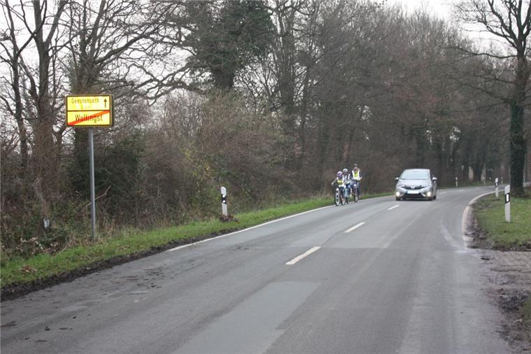 Grundschüler enttäuscht: Radweg zwischen Wollingst und Geestenseth kommt erst 2024! Radler in Gefahr: Grundschüler fahren mit dem Rad aus Wollingst nach Geestenseth. Doch ihnen fehlt ein Fahrradweg an der Landesstraße 128.
