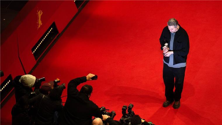 Berlinale-Gala: Ruf gegen Nazi-Film und „mordende Bastarde“ Radu Jude präsentiert seinen Bären.