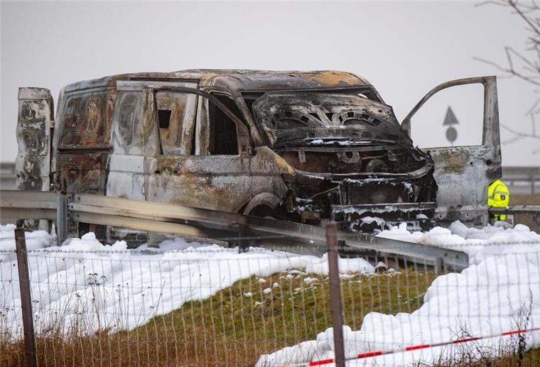  Ein ausgebrannter Geldtransporter steht an der Anschlussstelle Gützkow. 