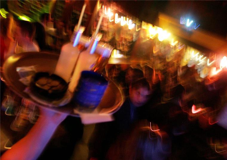 Kneipe in Geestemünde überfallen: Räuber hat auffällige Augenbrauen Räuber haben in Bremerhaven-Geestemünde eine Kneipe überfallen.
