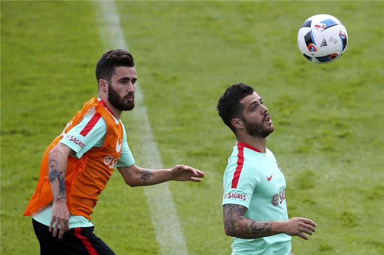 Der schlechteste Spieler der EM Rafa Silva (links) hat bei der EM eine Pass-Quote von 0 Prozent. Er hat in seiner einzigen Minute Spielzeit vier Fehlpässe gespielt.