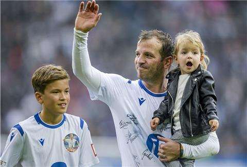 Rafael van der Vaart, ehemaliger HSV-Profi, mit seinem Sohn Damian und der kleinen Tochter Jeslyn. 
