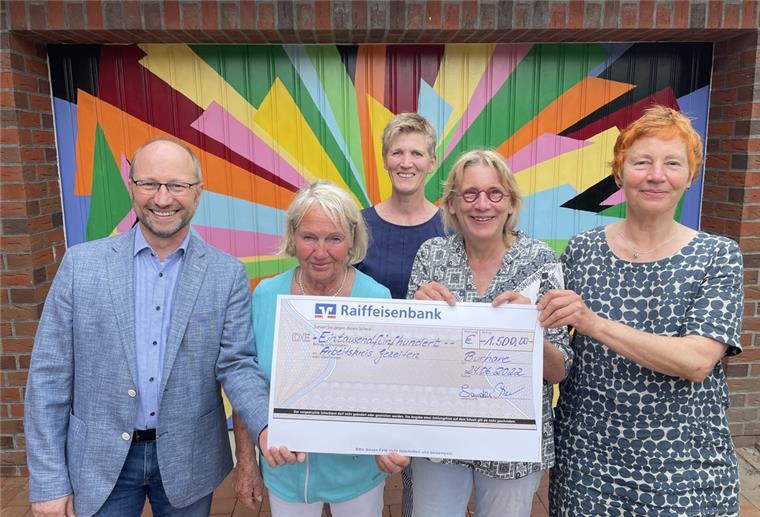 Ruhwarden wird zur Freilicht-Galerie Raiba-Vorstand Peter Beck überreichte für das Kunstprojekt einen Scheck an Ursel Löffler, Anne Francksen, Ute Extra und Christiane Ahlers (von links).
