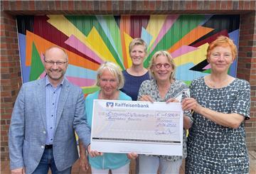Raiba-Vorstand Peter Beck überreichte für das Kunstprojekt einen Scheck an Ursel Löffler, Anne Francksen, Ute Extra und Christiane Ahlers (von links).