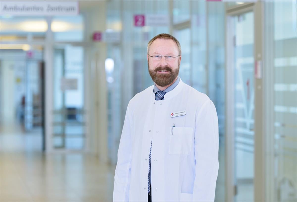 Krankenhaus-Apoheker in Bremerhaven: „Paxlovid ist keine Alternative zur Impfung“ Rainer Dubbels ist Leiter der Krankenhaus-Apotheke im Klinikum Bremerhaven und kennt sich gut mit den Corona-Medikamenten aus.