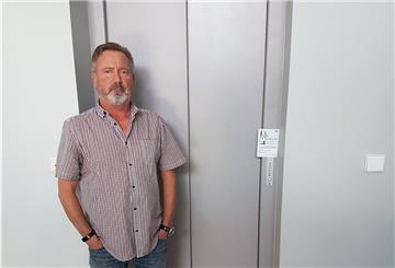 Rainer Raake aus dem siebten Stock ist genauso empört wie Elke Podzus und steht vor einem Fahrstuhl.