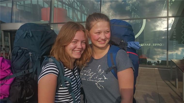 Junge Heerstedterin erlebt schweres Erdbeben in Neuseeland Raja Neumann (links) zusammen mit einer Freundin am Flughafen: Zu diesem Zeitpunkt ahnte keiner, welches Unglück auf die beiden in Neuseeland wartete.