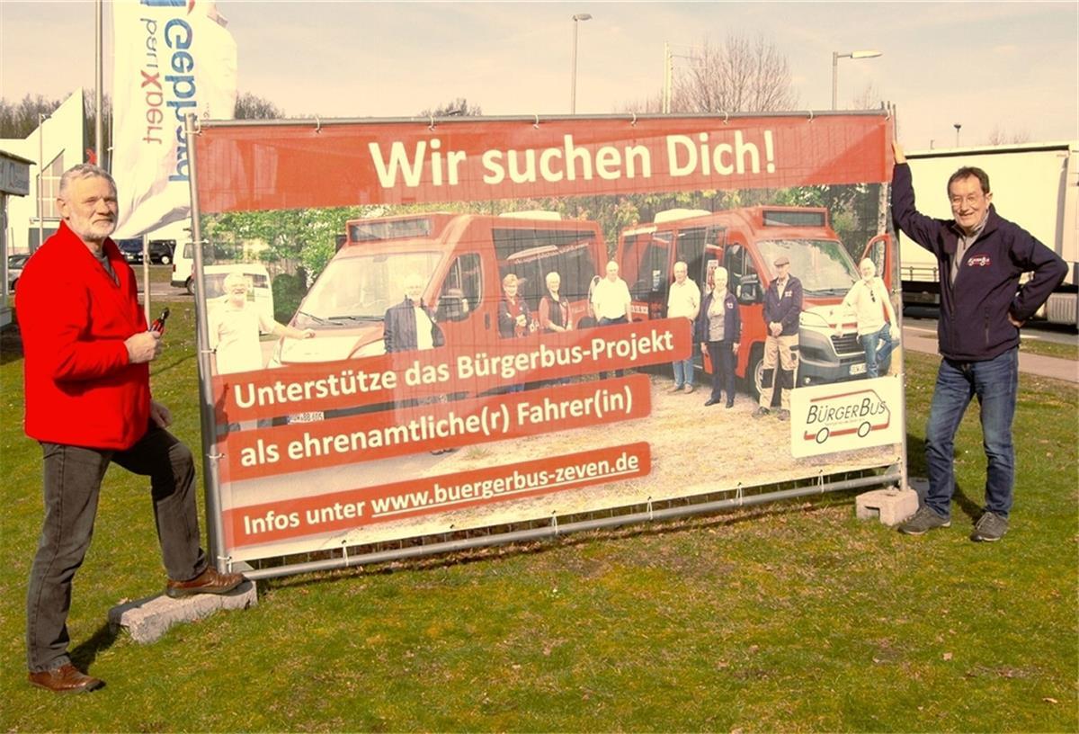 Bürgerbus Zeven: Verein sucht ehrenamtliche Fahrer Ralf Bierhorst (links) und Andreas Bergelt montieren ein Werbebanner an der B 71.