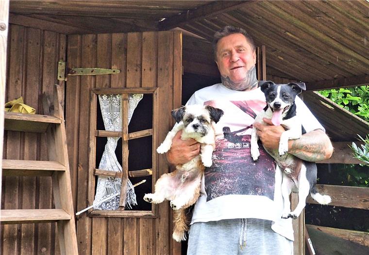 Langen: "Rudi" und "Monty" bellen Einbrecher in die Flucht Ralf Renner mit Jack Russell Terrier "Rudi" (rechts) und
Shih Tzu „Monty" vor dem demolierten Schuppen.