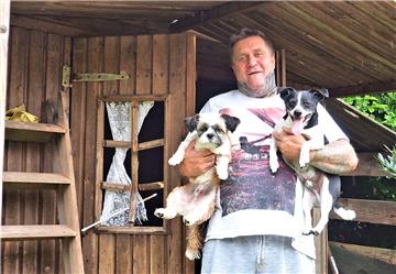 Ralf Renner mit Jack Russell Terrier "Rudi" (rechts) und
 Shih Tzu „Monty" vor dem demolierten Schuppen. 