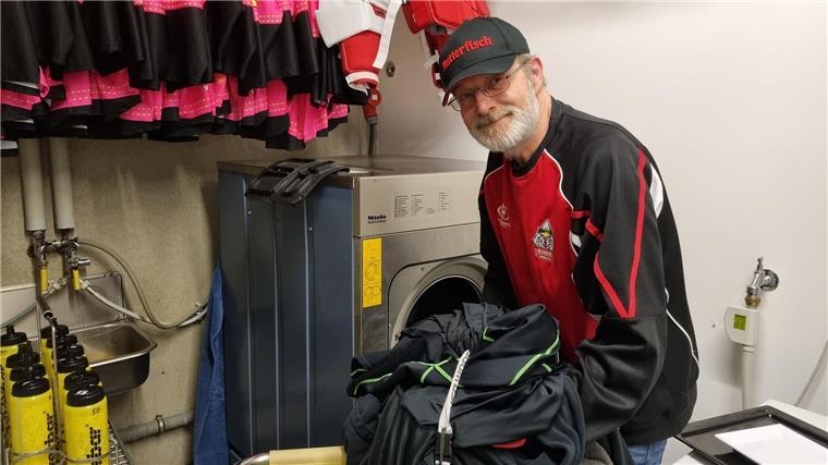 Unsichtbare Helden: Die „stillen Stars“ bei den Fischtown Pinguins Ralf Schreuder beim Waschen der Trikots für die Fischtown Pinguins.