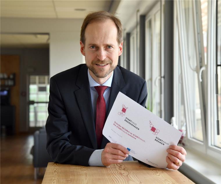 Das Starthaus: Hier bekommen Gründer Hilfe in Bremerhaven und Bremen Ralf Stapp von der Bremer Aufbaubank zeigt das jeweilige Logo der Starthäuser Bremerhaven (links) und Bremen. Das Starthaus ist eine zentrale Anlaufstelle für Unternehmensgründer.
