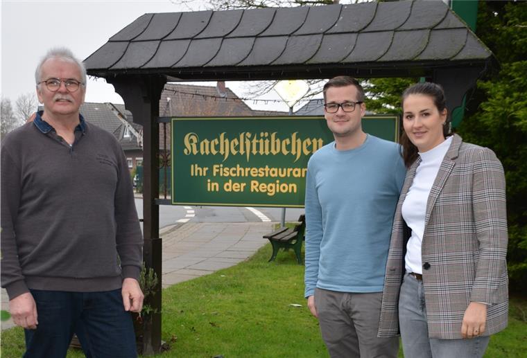 Auf Sylt reifte der Wunsch nach mehr Ralph Krümpelmann (links) übergibt das „Kachelstübchen“ an Tatjana Henke und Daniel Scheffel.