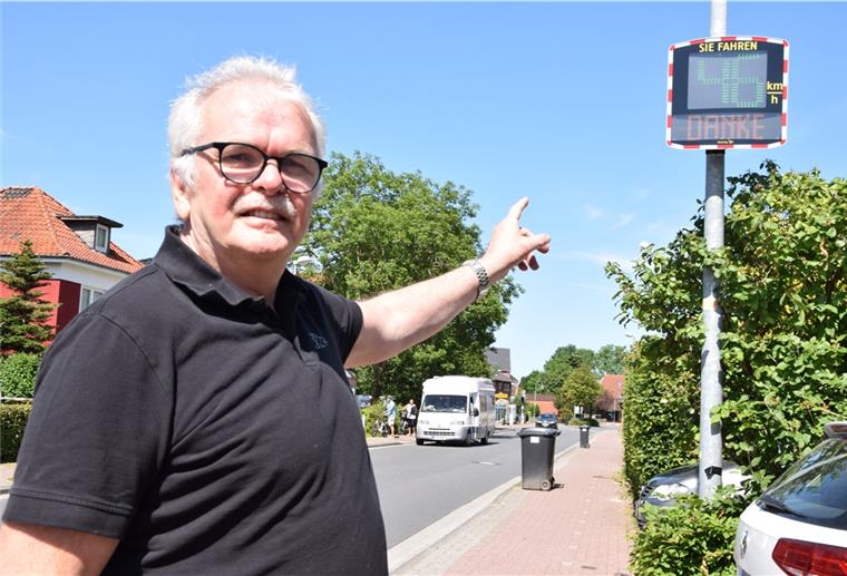 Ralph Krümpelmann zeigt auf das neue Messdisplay an der Butjadinger Straße. Er ist der Vorsitzende des Bürgervereins Nordseebad Burhave, der das Gerät angeschafft hat, um Raser auszubremsen.