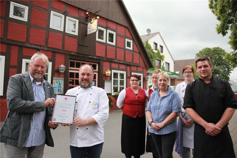 Wremer Gasthof "Zur Börse" steht jetzt im "Slow-Food-Genussführer" Ralph Peter Mallonn (von links) überreicht die Slow-Food-Urkunde an Björn Wolters vom Gasthaus „Zur Börse“. Erstmals werden er und sein Team – Sarah Schüssler, Kira Stöven, Inge Wolters, Mareike Cordts, René Bürger (es fehlt: Tobias Scheper) – im Genussführer vertreten sein.