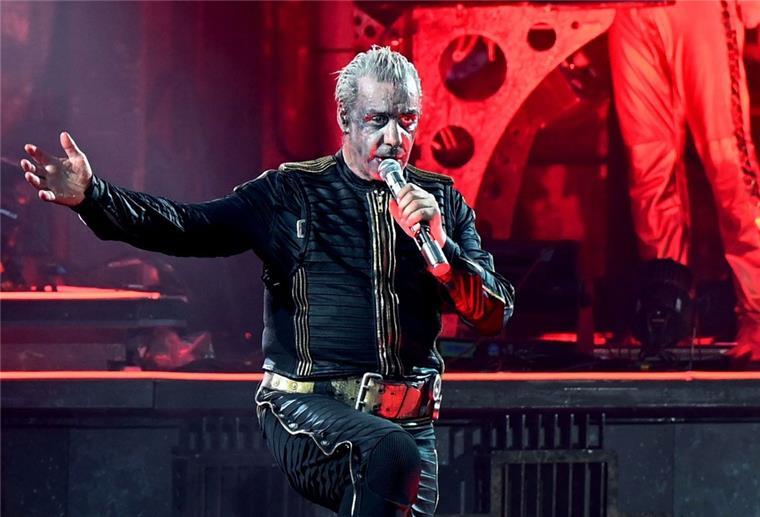 München: Geplantes Rammstein-Silvesterkonzert löst Bedenken aus Rammstein Frontsänger Till Lindemann performt den Song «Deutschland» auf der Bühne.