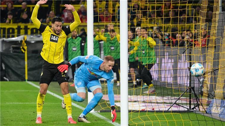 „Sieg für Nuri“ - Wahre BVB-Bewährungsprobe folgt auswärts Ramy Bensebaini bejubelt den Dortmunder Siegtreffer.