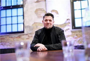 Ran an die Töpfe: Am Sonntag startet auf Vox die zehnte Staffel von „Kitchen Impossible“ - mit einem Stargast aus dem Ausland.
