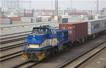 Rangierloks der EVB werden in den Häfen in Bremerhaven und Hamburg eingesetzt – ein wichtiges Geschäftsfeld der EVB-Logistik.  