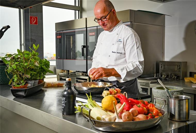 Bestes Essen der Welt? Dieses Land überrascht alle Ein Koch kocht in einer Küche