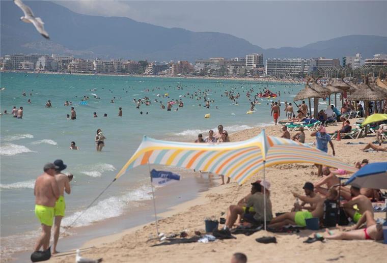 Viele Urlauber an einem Strand