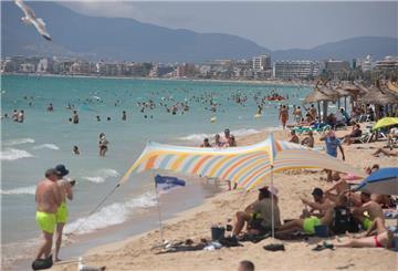 Viele Urlauber an einem Strand