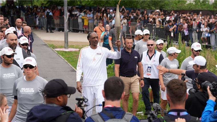 Applaus und kleiner Tanz: Snoop Dogg trägt olympische Flamme Rap-Legende Snoop Dogg ist einer der letzten Promis beim olympischen Fackellauf.