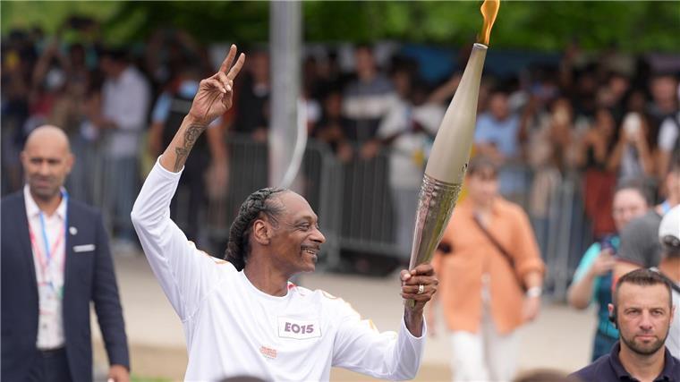 Applaus und kleiner Tanz: Snoop Dogg trägt olympische Flamme Rap-Star Snoop Dogg trägt die olympische Flamme.