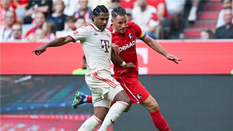 Mit Rekordler Müller: Kompanys mutige Bayern-Taktik geht auf Rasante Zweikämpfe, wie hier von Bayerns Serge Gnabry (l) mit Freiburgs Christian Günter, gab es viele.