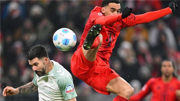 Rasanter Kampf um den Ball zwischen Jamal Musiala (r) und Bremens Anthony Jung.