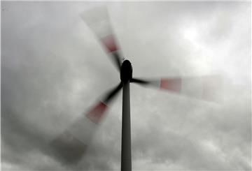 Rasend schnell drehen sich die Windräder im Herbststurm. Die Leistung ist deshalb aber nicht unbedingt höher.