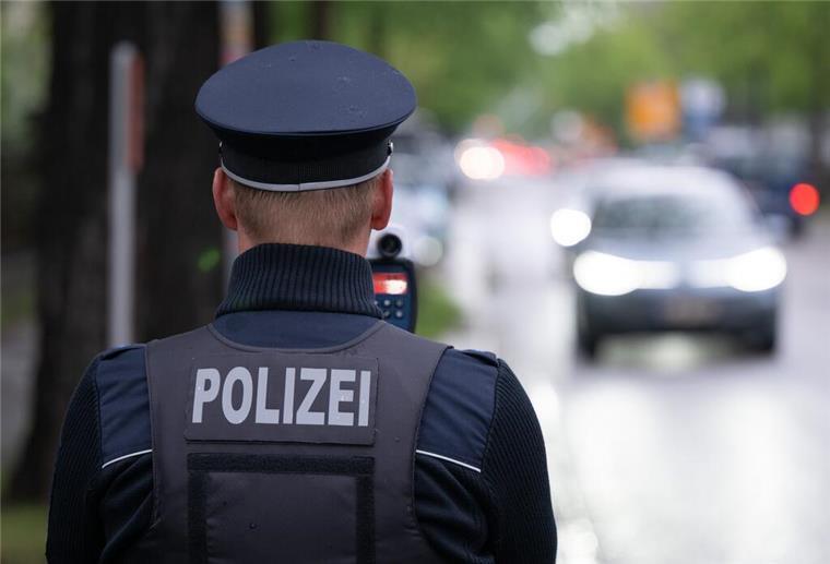 ARCHIV - 10.04.2024, Sachsen, Dresden: Mit einem Lasermessgerät wird vor einer Grundschule die Geschwindigkeit vorbeifahrender Fahrzeuge gemessen. Die Geschwindigkeitskontrolle findet im Rahmen der Aktion «Blitz für Kids» statt, um Fahrzeugführer für ein verkehrsgerechtes Verhalten vor Grundschulen zu sensibilisieren. (zu dpa: «Tempo 123 statt 50 - Polizei blitzt Raser») Foto: Sebastian Kahnert/dpa +++ dpa-Bildfunk +++